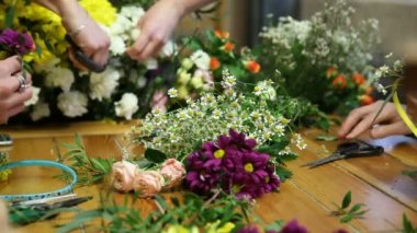 Bir çiçekçi çiçek yüzük yapma ana sınıfı.