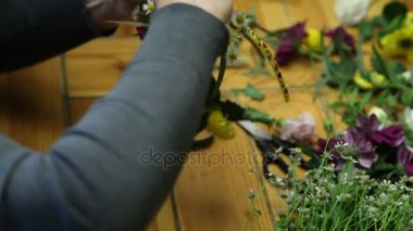 Bir çiçekçi çiçek yüzük yapma ana sınıfı.