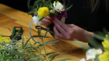 Bir çiçekçi çiçek yüzük yapma ana sınıfı.