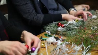 Çiçekçi yapma Noel kapı çelengi.