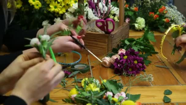 Clase magistral de un florista haciendo anillo de flores . — Vídeo de stock