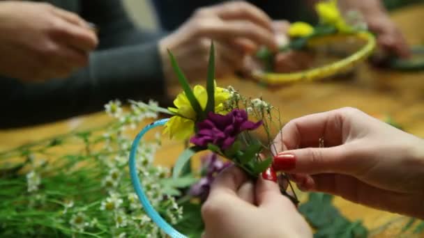 Meisterkurs eines Blumenhändlers, der Blumenringe herstellt. — Stockvideo