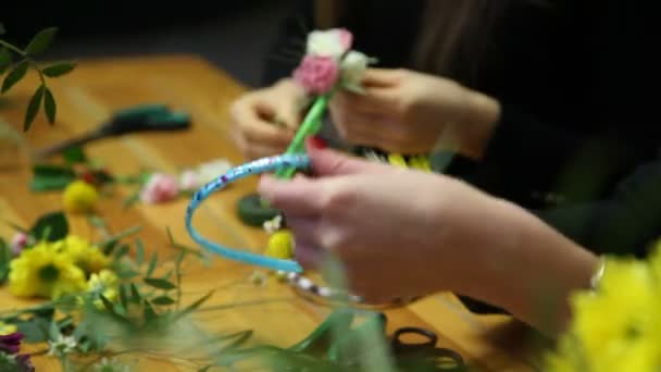 꽃 반지 만들기 플로리스트의 마스터 클래스. — 비디오