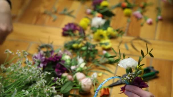 Clase magistral de un florista haciendo anillo de flores . — Vídeo de stock