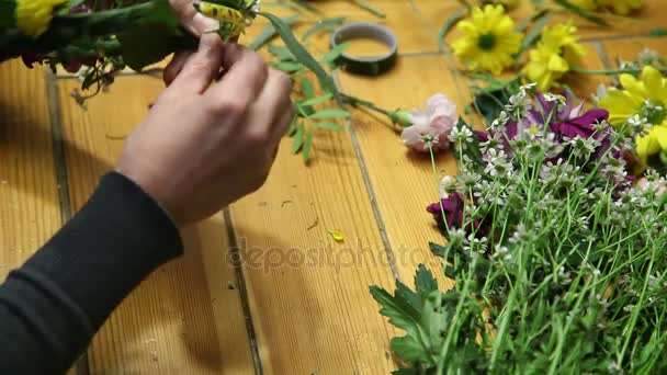 Clase magistral de un florista haciendo anillo de flores . — Vídeo de stock