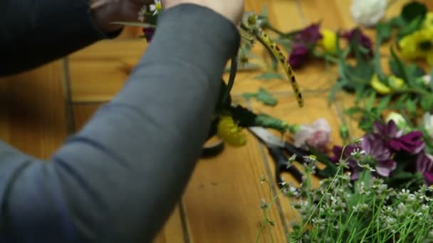 Clase magistral de un florista haciendo anillo de flores . — Vídeo de stock