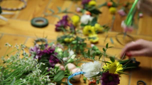 Master class of a florist making flower ring. — Stock Video