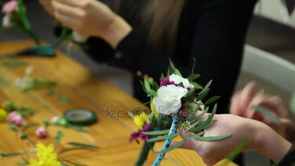 Clase magistral de un florista haciendo anillo de flores . — Vídeo de stock