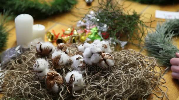 Bloemist maken deur de kroon van Kerstmis. — Stockvideo