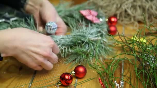 Fiorista making Natale porta ghirlanda . — Video Stock