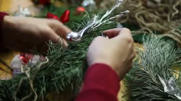 Bloemist maken deur de kroon van Kerstmis. — Stockvideo