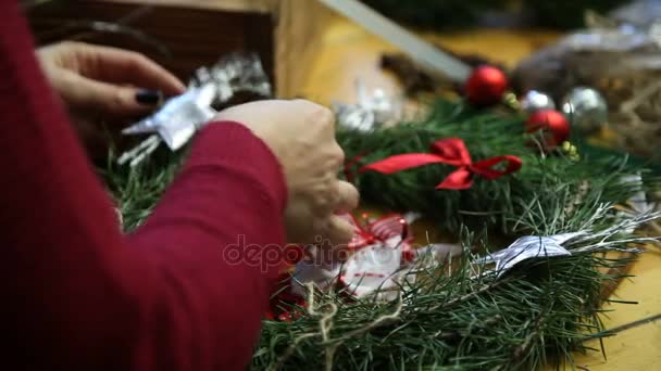 Florista fazendo grinalda porta de Natal . — Vídeo de Stock