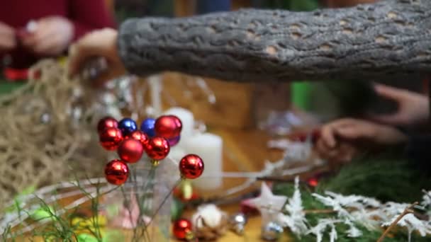 Bloemist maken deur de kroon van Kerstmis. — Stockvideo