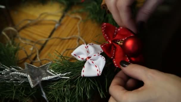 Bloemist maken deur de kroon van Kerstmis. — Stockvideo