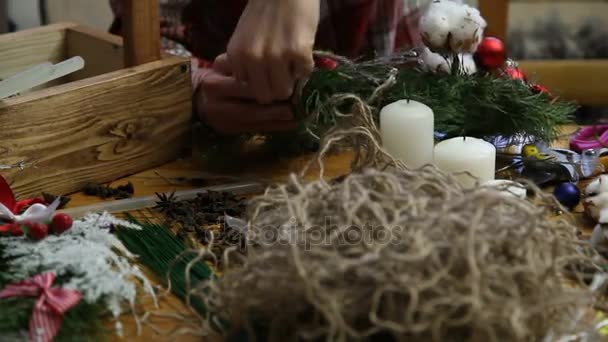 Bloemist maken deur de kroon van Kerstmis. — Stockvideo