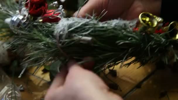 Florista haciendo la corona de la puerta de Navidad . — Vídeo de stock