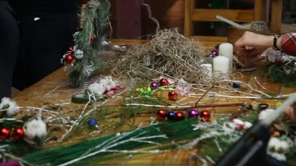 Bloemist maken deur de kroon van Kerstmis. — Stockvideo