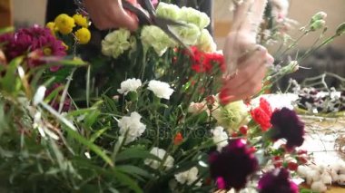 Çiçekçi çiçek buketi için seçtiğiniz iş başında.