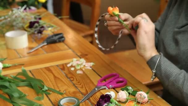 Classe de maître d'un fleuriste faisant bague de fleur . — Video