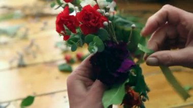 Bir çiçekçi çiçek yüzük yapma ana sınıfı.