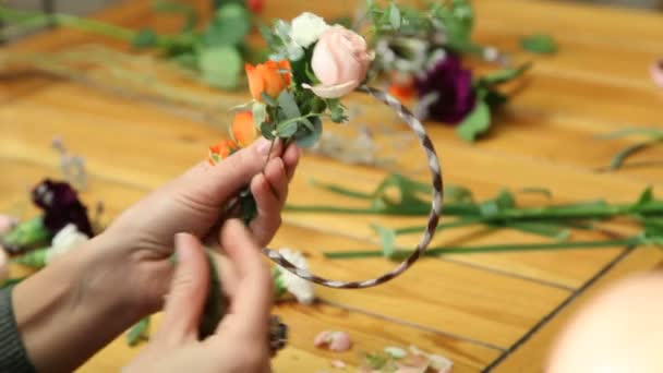 Clase magistral de un florista haciendo anillo de flores . — Vídeos de Stock