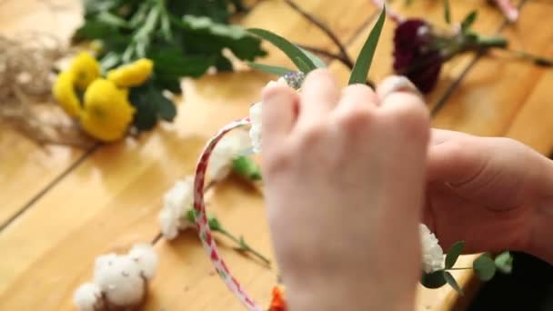 Clase magistral de un florista haciendo anillo de flores . — Vídeo de stock