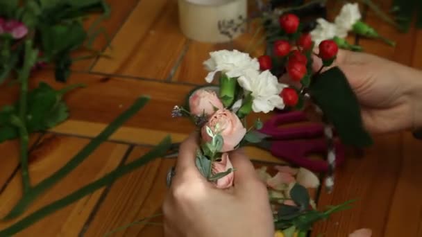 Mästarklass av en florist att göra Blomring. — Stockvideo