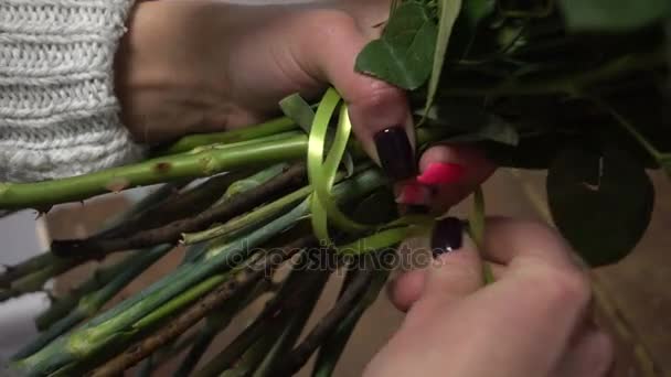 Florista no trabalho organizando flores em um buquê . — Vídeo de Stock