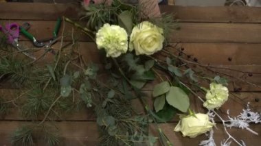 Çiçekçi Çiçek bir buket düzenliyor iş başında.