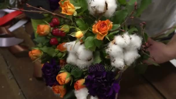 Floristería en el trabajo organizando flores en un ramo . — Vídeo de stock