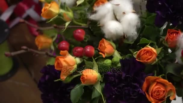 Vinter bukett med vackra blommor kretsande — Stockvideo