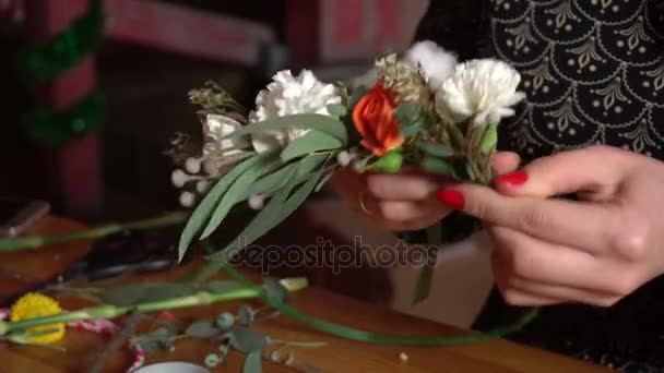 Klasy mistrzowskiej kwiaciarni Dokonywanie pierścień kwiat. — Wideo stockowe