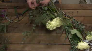 Çiçekçi Çiçek bir buket düzenliyor iş başında.