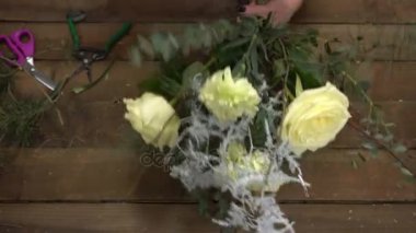 Çiçekçi Çiçek bir buket düzenliyor iş başında.