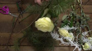 Çiçekçi Çiçek bir buket düzenliyor iş başında.