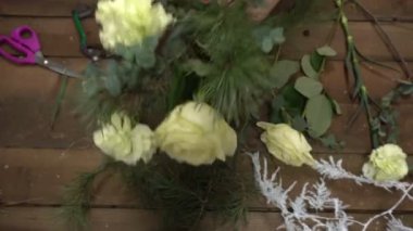 Çiçekçi Çiçek bir buket düzenliyor iş başında.