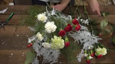 Çiçekçi Çiçek bir buket düzenliyor iş başında.
