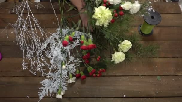 꽃다발으로 꽃을 배열 하는 직장에서 플로리스트. — 비디오