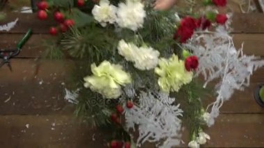 Çiçekçi Çiçek bir buket düzenliyor iş başında.