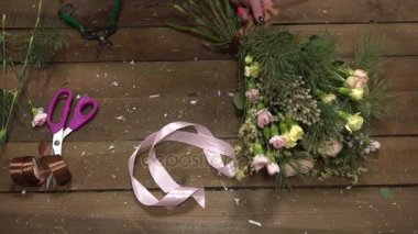 Çiçekçi Çiçek bir buket düzenliyor iş başında.