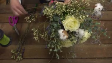 Çiçekçi Çiçek bir buket düzenliyor iş başında.