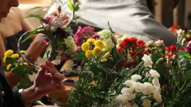 Bir çiçekçi çiçek yüzük yapma ana sınıfı.