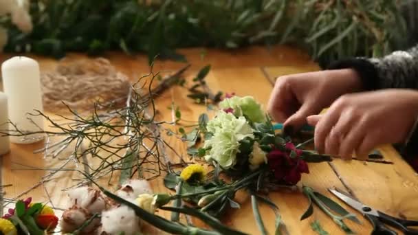 Мастер-класс флориста по изготовлению цветочного кольца . — стоковое видео