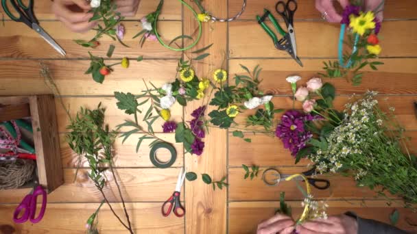 花のリングを作る花屋のマスター クラス. — ストック動画
