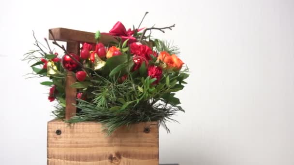 Boeket bloemen in de houten mand — Stockvideo