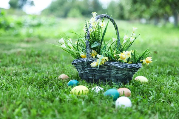 Cesta de mimbre con flores — Foto de Stock