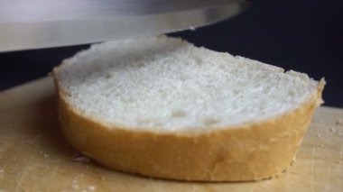 Erkek el kesme somun ekmek.