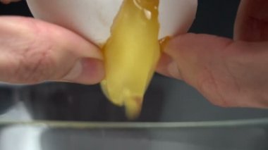 elinde yumurta kırma