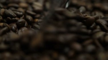 Kahve çekirdekleri raket ile karıştırma