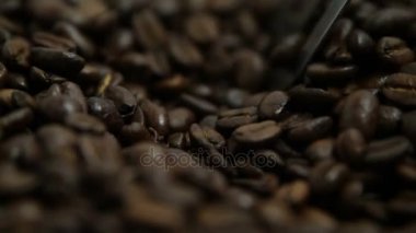 Kahve çekirdekleri raket ile karıştırma